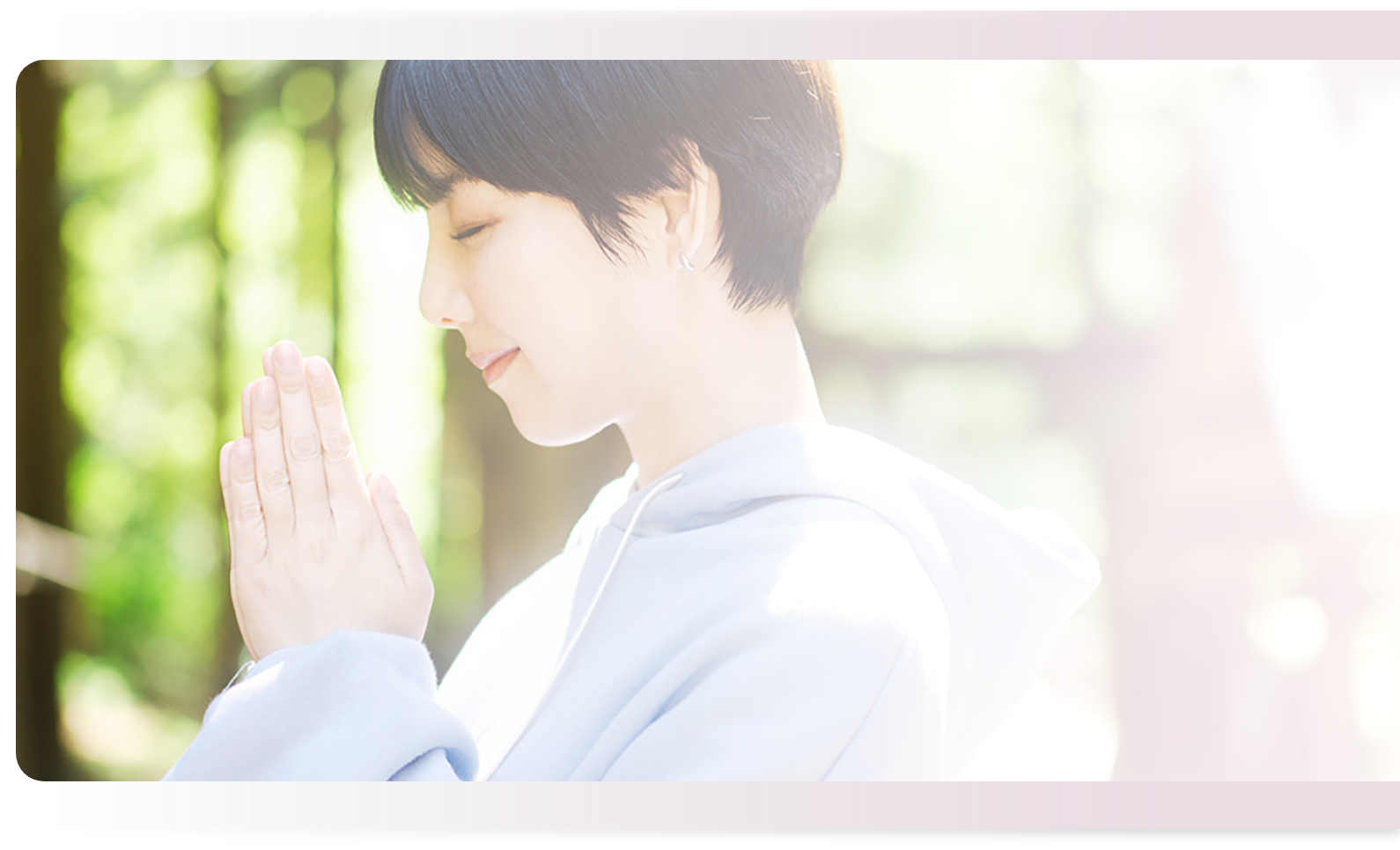 お墓に手を合わせる女性